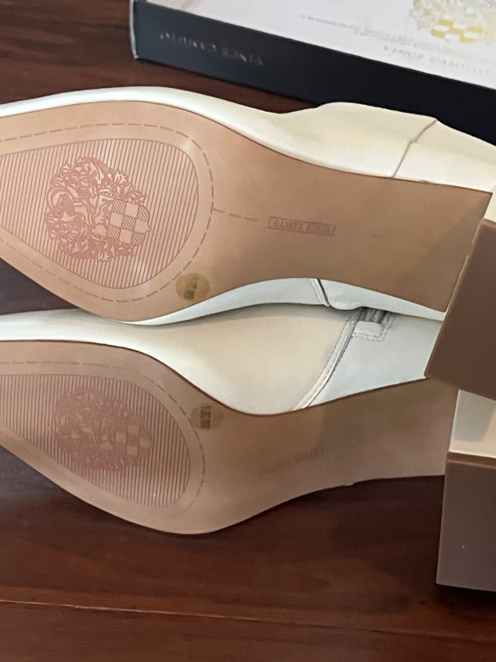 Vince Camuto cream leather ankle boots (SIZE 8) - Picture 5 of 8